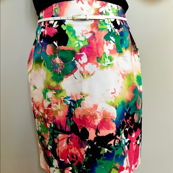 Worthington Dresses & Skirts - WORTHINGTON COLORFUL FLORAL PENCIL SKIRT Fitted